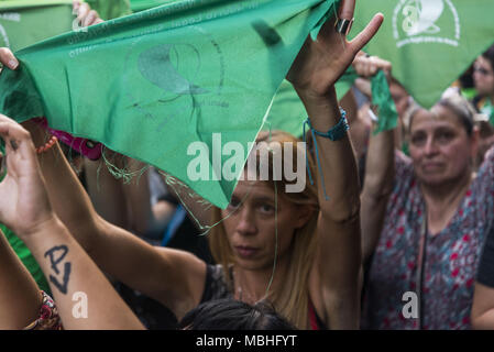 Int. 10 Apr, 2018. April 2018, 10; Buenos Aires, Argentinien.- Hunderte von Frauen manifestate vor dem Nationalen Kongress für die Legalisierung der Abtreibung - während Gesetzgeber Debatte, Projekt - und ein Â¨PaÃ±uelazoÂ Credit: Julieta Ferrario/ZUMA Draht/Alamy Leben Nachrichten machen Stockfoto