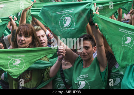 Int. 10 Apr, 2018. April 2018, 10; Buenos Aires, Argentinien.- Hunderte von Frauen manifestate vor dem Nationalen Kongress für die Legalisierung der Abtreibung - während Gesetzgeber Debatte, Projekt - und ein Â¨PaÃ±uelazoÂ Credit: Julieta Ferrario/ZUMA Draht/Alamy Leben Nachrichten machen Stockfoto