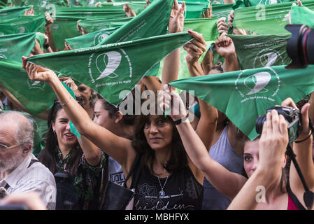 Int. 10 Apr, 2018. April 2018, 10; Buenos Aires, Argentinien.- Hunderte von Frauen manifestate vor dem Nationalen Kongress für die Legalisierung der Abtreibung - während Gesetzgeber Debatte, Projekt - und ein Â¨PaÃ±uelazoÂ Credit: Julieta Ferrario/ZUMA Draht/Alamy Leben Nachrichten machen Stockfoto