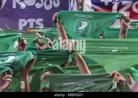 Int. 10 Apr, 2018. April 2018, 10; Buenos Aires, Argentinien.- Hunderte von Frauen manifestate vor dem Nationalen Kongress für die Legalisierung der Abtreibung - während Gesetzgeber Debatte, Projekt - und ein Â¨PaÃ±uelazoÂ Credit: Julieta Ferrario/ZUMA Draht/Alamy Leben Nachrichten machen Stockfoto