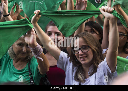 Int. 10 Apr, 2018. April 2018, 10; Buenos Aires, Argentinien.- Hunderte von Frauen manifestate vor dem Nationalen Kongress für die Legalisierung der Abtreibung - während Gesetzgeber Debatte, Projekt - und ein Â¨PaÃ±uelazoÂ Credit: Julieta Ferrario/ZUMA Draht/Alamy Leben Nachrichten machen Stockfoto