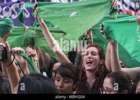 Int. 10 Apr, 2018. April 2018, 10; Buenos Aires, Argentinien.- Hunderte von Frauen manifestate vor dem Nationalen Kongress für die Legalisierung der Abtreibung - während Gesetzgeber Debatte, Projekt - und ein Â¨PaÃ±uelazoÂ Credit: Julieta Ferrario/ZUMA Draht/Alamy Leben Nachrichten machen Stockfoto