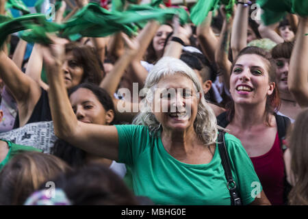 Int. 10 Apr, 2018. April 2018, 10; Buenos Aires, Argentinien.- Hunderte von Frauen manifestate vor dem Nationalen Kongress für die Legalisierung der Abtreibung - während Gesetzgeber Debatte, Projekt - und ein Â¨PaÃ±uelazoÂ Credit: Julieta Ferrario/ZUMA Draht/Alamy Leben Nachrichten machen Stockfoto