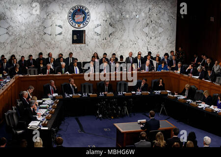 Washington, USA. 10 Apr, 2018. Facebook CEO Mark Zuckerberg bezeugt an eine gemeinsame Anhörung des Senats und Handel Ausschüsse auf dem Capitol Hill in Washington, DC, USA, am 10. April 2018. Facebook CEO Mark Zuckerberg erklärte Kongress in schriftliche Zeugnis am Montag, dass er verantwortlich ist für "nicht verhindern, dass die Social Media Plattform für Schaden, der verwendet wird, einschließlich gefälschte Nachrichten, ausländische Einmischung in die Wahlen und Hassreden. Credit: Ting Shen/Xinhua/Alamy leben Nachrichten Stockfoto