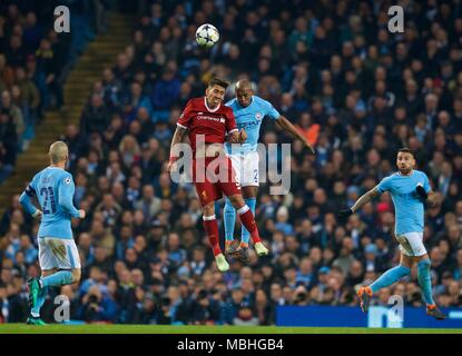 Manchester, Großbritannien. 10 Apr, 2018. Liverpools Roberto Firmino (2. L) Mias mit Manchester City Fernandinho (2. R) während der UEFA Champions League Viertelfinale Rückspiel Fußballspiel zwischen Manchester City und Liverpool in Manchester, Großbritannien, am 10. April 2018. Liverpool gewann 5-1 auf die aggregierte und erweiterte auf das Halbfinale. Quelle: Xinhua/Alamy leben Nachrichten Stockfoto