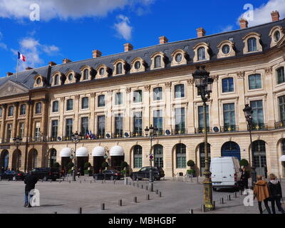 10 April 2018, Frankreich, Paris: Blick auf den Eingang des Ritz am Place Vendome. Foto: Christian Böhmer/dpa Stockfoto