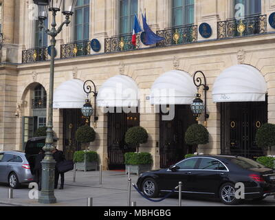 10 April 2018, Frankreich, Paris: Blick auf den Eingang des Ritz am Place Vendome. Foto: Christian Böhmer/dpa Stockfoto