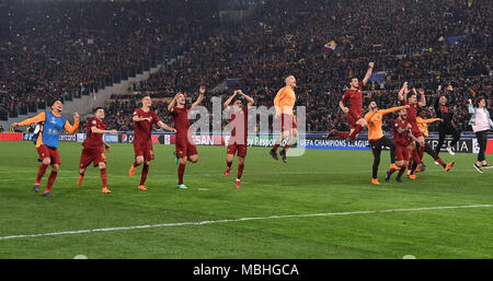 Rom, Italien. 10 Apr, 2018. Roma's Spieler feiern nach dem Gewinn der UEFA Champions League Viertelfinale Rückspiel Fußball Match zwischen Roma und Barcelona in Rom, Italien, 10. April 2018. Roma gewann 3-0. Credit: Alberto Lingria/Xinhua/Alamy leben Nachrichten Stockfoto