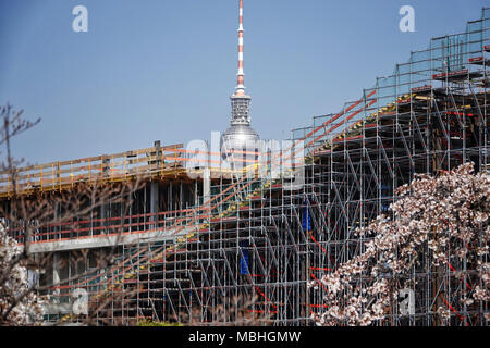 10 April 2018, Deutschland, Berlin: Die Baustelle der Axel Springer Verlag vor der Kulisse der Fernsehturm. Foto: Soeren Stache/dpa-Zentralbild/ZB Stockfoto