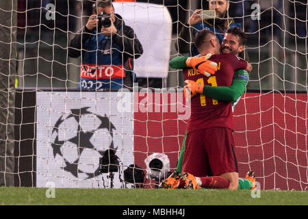 Alisson Ramses Becker von der Roma und Aleksandar Kolarov der Roma letzte Freude während des Quartals der Uefa Champions League - Finale, 2 st Bein, Übereinstimmung zwischen Roma 3-0 Barcelona im Olympiastadion am 10. April 2018 in Rom, Italien. Credit: Maurizio Borsari/LBA/Alamy leben Nachrichten Stockfoto