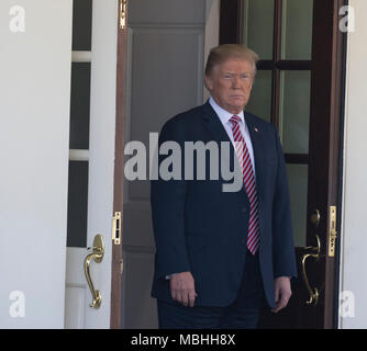 Präsidenten der Vereinigten Staaten Donald J. Trumpf Escorts, dem Emir des Staates Katar, Scheich Tamim Bin Hamad Al Thani nach dem Treffen im Weißen Haus in Washington, DC, 10. März 2018. Quelle: Chris Kleponis/CNP/MediaPunch Stockfoto