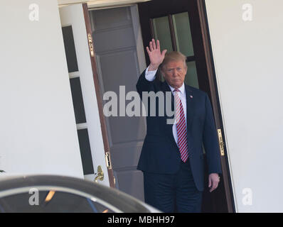 Präsidenten der Vereinigten Staaten Donald J. Trumpf Escorts, dem Emir des Staates Katar, Scheich Tamim Bin Hamad Al Thani nach dem Treffen im Weißen Haus in Washington, DC, 10. März 2018. Quelle: Chris Kleponis/CNP/MediaPunch Stockfoto