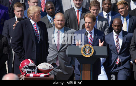 Weißen Haus, Washington, USA. 10 Apr, 2018. Trainer Nick Saban spricht während der Begrüßung der 2017 NCAA Football National Champions: Die Alabama Crimson Tide zum Weißen Haus in Washington, DC, 10. März 2018. Quelle: Chris Kleponis/CNP/MediaPunch Credit: MediaPunch Inc/Alamy leben Nachrichten Stockfoto