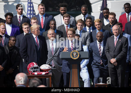 Weißen Haus, Washington, USA. 10 Apr, 2018. Trainer Nick Saban spricht während der Begrüßung der 2017 NCAA Football National Champions: Die Alabama Crimson Tide zum Weißen Haus in Washington, DC, 10. März 2018. Quelle: Chris Kleponis/CNP/MediaPunch Credit: MediaPunch Inc/Alamy leben Nachrichten Stockfoto