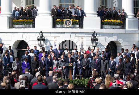 Weißen Haus, Washington, USA. 10 Apr, 2018. Präsidenten der Vereinigten Staaten Donald J. Trumpf spricht während der Begrüßung der 2017 NCAA Football National Champions: Die Alabama Crimson Tide zum Weißen Haus in Washington, DC, 10. März 2018. Quelle: Chris Kleponis/CNP/MediaPunch Credit: MediaPunch Inc/Alamy leben Nachrichten Stockfoto