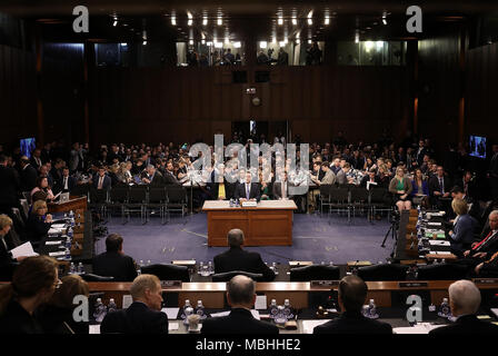 Facebook Gründer, Vorsitzender und CEO Mark Zuckerberg bezeugt vor einem kombinierten Senat Judicary und Commerce Committee Anhörung im Hart Senate Office Building auf dem Capitol Hill April 10, 2018 in Washington, DC. Zuckerberg, 33, wurde aufgerufen, um zu bezeugen, nachdem es wurde berichtet, dass 87 Mio. Facebook Benutzer ihre persönlichen Informationen durch Cambridge Analytica, einem britischen politischen Beratungsunternehmen in der Trumpf-Kampagne verknüpft geerntet hatte. Quelle: Win McNamee/Pool über CNP/MediaPunch Stockfoto