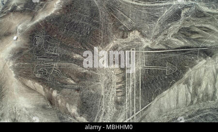 09 April 2018, Peru, Palpa: Luftaufnahme der geometrische Figuren und Linien sowie tierischen und pflanzlichen Darstellungen. Die neu entdeckten Geoglyphen in der peruan Provinz Palpa, Nazca grenzt. Laut dem "National Geographic" die Zeilen stammen aus Paracas und Topará Kulturen und wurden zwischen 500 v. Chr. und 200 n. Die Nazca Linien sind eine der größten Peru Sehenswürdigkeiten neben Machu Picchu und zum UNESCO Weltkulturerbe gehören. Foto: Genry Bautista/dpa Stockfoto