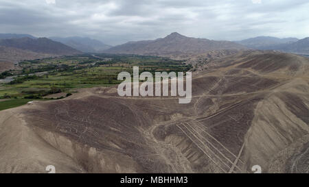 09 April 2018, Peru, Palpa: Luftaufnahme der geometrische Figuren und Linien sowie tierischen und pflanzlichen Darstellungen. Die neu entdeckten Geoglyphen in der peruan Provinz Palpa, Nazca grenzt. Laut dem "National Geographic" die Zeilen stammen aus Paracas und Topará Kulturen und wurden zwischen 500 v. Chr. und 200 n. Die Nazca Linien sind eine der größten Peru Sehenswürdigkeiten neben Machu Picchu und zum UNESCO Weltkulturerbe gehören. Foto: Genry Bautista/dpa Stockfoto