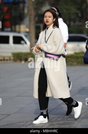 Peking, Peking, China. 9 Apr, 2018. Peking, China - 9. April 2018: Street Fashion in Peking. Credit: SIPA Asien/ZUMA Draht/Alamy leben Nachrichten Stockfoto