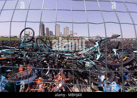 Wuhan, Wuhan, China. 9 Apr, 2018. Wuhan, China - 9. April 2018: Zahlreiche verlassene Öffentlichkeit geteilt Fahrräder können in Wuhan gesehen werden, die Zentrale China Provinz Hubei. Credit: SIPA Asien/ZUMA Draht/Alamy leben Nachrichten Stockfoto