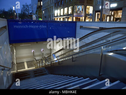 11 April 2018, Deutschland, Düsseldorf: Die geschlossene Eingang in die Heinrich-Heine-Allee U-Bahn Station. Die Gewerkschaft Verdi hat wieder angerufen Warnstreiks im oeffentlichen Dienst Tarifstreit. Foto: Caroline Seidel/dpa Stockfoto