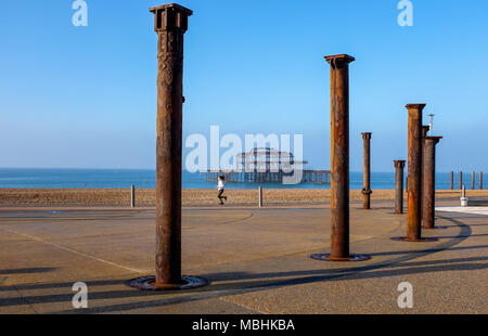 Brighton. 11. April 2018. UK Wetter: ein Läufer geht durch das verlassene West Pier durch die Goldene Spirale Gestaltungsarbeit auf Brighton direkt am Meer an einem schönen sonnigen Morgen entlang der Südküste mit der Wettervorhersage gesehen bis in Großbritannien in den nächsten Tagen warm. Viele Läufer sind in der Ausbildung für den Brighton Marathon, der findet am kommenden Sonntag: Simon Dack/Alamy leben Nachrichten Stockfoto