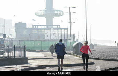 Brighton. 11. April 2018. UK Wetter: Läufer auf Brighton Seafront in der Nähe der BA i360 Aussichtsturm während einer schönen sonnigen Morgen entlang der Südküste mit der Wettervorhersage zu warm up in Großbritannien in den nächsten Tagen: Simon Dack/Alamy leben Nachrichten Stockfoto