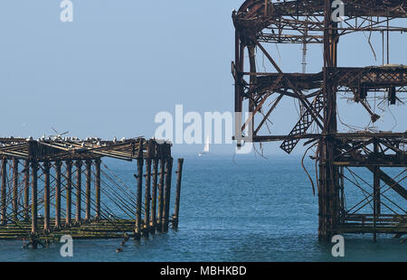 Brighton. 11. April 2018. UK Wetter: Eine Yacht segeln Vorbei an der verfallenen Wrack von Brightons West Pier an einem schönen sonnigen Morgen entlang der Südküste mit der Wettervorhersage bis in Großbritannien in den nächsten Tagen Gutschrift zu warm: Simon Dack/Alamy leben Nachrichten Stockfoto