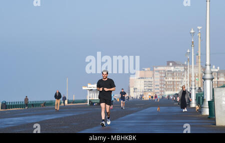 Brighton. 11. April 2018. UK Wetter: Läufer auf Brighton und Hove direkt am Meer an einem schönen sonnigen Morgen entlang der Südküste mit der Wettervorhersage zu warm up in Großbritannien in den nächsten Tagen. Viele Läufer sind in der Ausbildung für den Brighton Marathon, der findet am kommenden Sonntag: Simon Dack/Alamy leben Nachrichten Stockfoto