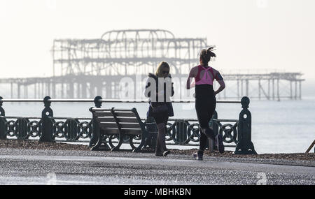 Brighton. 11. April 2018. UK Wetter: ein Läufer geht durch das verlassene West Pier von Brighton direkt am Meer an einem schönen sonnigen Morgen entlang der Südküste mit der Wettervorhersage bis in Großbritannien in den nächsten Tagen warm. Viele Läufer sind in der Ausbildung für den Brighton Marathon, der findet am kommenden Sonntag: Simon Dack/Alamy leben Nachrichten Stockfoto