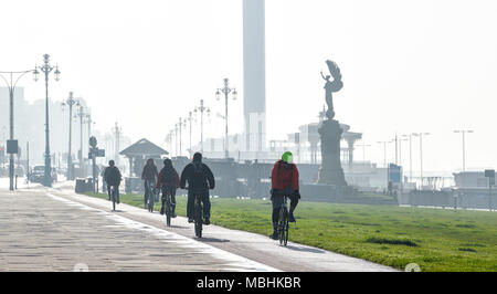 Brighton. 11. April 2018. UK Wetter: Radfahrer entlang Brighton direkt am Meer an einem schönen sonnigen Morgen entlang der Südküste mit der Wettervorhersage bis in Großbritannien in den nächsten Tagen Gutschrift zu warm: Simon Dack/Alamy leben Nachrichten Stockfoto