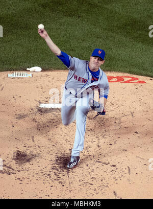 Washington, USA. 09 Apr, 2018. New York Mets Krug Matt Harvey (33) arbeitet im zweiten Inning gegen die Washington Nationals an den Angehörigen Park in Washington, DC am Sonntag, 8. April 2018. Credit: Ron Sachs/CNP (Einschränkung: Keine New York oder New Jersey Zeitungen oder Zeitschriften innerhalb eines 75-Meilen-Radius von New York City) - KEINE LEITUNG SERVICE-Credit: Ron Sachs/Konsolidierte/dpa/Alamy leben Nachrichten Stockfoto