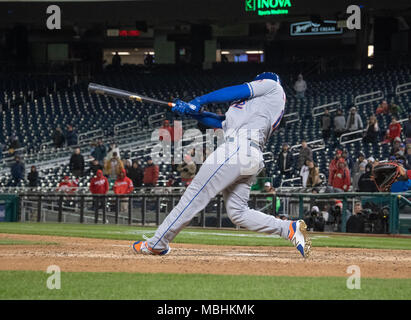 Washington, USA. 09 Apr, 2018. New York Mets Mittelfeldspieler Juan Lagares (12) Singles in der zwölften Inning gegen die Washington Nationals an den Angehörigen Park in Washington, DC am Sonntag, 8. April 2018. Das Mets gewann das Spiel 6-5. Credit: Ron Sachs/CNP (Einschränkung: Keine New York oder New Jersey Zeitungen oder Zeitschriften innerhalb eines 75-Meilen-Radius von New York City) - KEINE LEITUNG SERVICE-Credit: Ron Sachs/Konsolidierte/dpa/Alamy leben Nachrichten Stockfoto