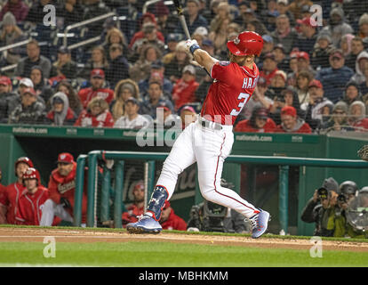 Washington, USA. 09 Apr, 2018. Washington Angehörigen rechter Feldspieler Bryce Harper (34) schlägt einen ersten Inning home run gegen die New York Mets am Nationals Park in Washington, DC am Sonntag, 8. April 2018. Credit: Ron Sachs/CNP (Einschränkung: Keine New York oder New Jersey Zeitungen oder Zeitschriften innerhalb eines 75-Meilen-Radius von New York City) - KEINE LEITUNG SERVICE-Credit: Ron Sachs/Konsolidierte/dpa/Alamy leben Nachrichten Stockfoto