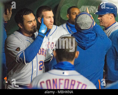 Washington, USA. 09 Apr, 2018. New York Mets erste Basisspieler Adrian Gonzalez (23) feiert seinen dritten Inning Grand Slam gegen die Washington Nationals an den Angehörigen Park in Washington, DC am Sonntag, 8. April 2018. Credit: Ron Sachs/CNP (Einschränkung: Keine New York oder New Jersey Zeitungen oder Zeitschriften innerhalb eines 75-Meilen-Radius von New York City) - KEINE LEITUNG SERVICE-Credit: Ron Sachs/Konsolidierte/dpa/Alamy leben Nachrichten Stockfoto