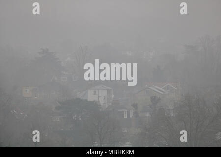 London, Großbritannien. 11. April 2018. UK Wetter: Wimbledon Landschaft ist im frühen Morgennebel in einer kalten, bewölkten Tag Kredit abgedeckt: Amer ghazzal/Alamy leben Nachrichten Stockfoto