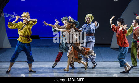 Nanning, Nanning, China. 11 Apr, 2018. Nanning, China - der Tanz Drama "Peach Blossom Land' in Nanning durchgeführt wird, im Südwesten Chinas Guangxi. Credit: SIPA Asien/ZUMA Draht/Alamy leben Nachrichten Stockfoto