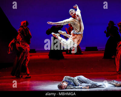 Nanning, Nanning, China. 11 Apr, 2018. Nanning, China - der Tanz Drama "Peach Blossom Land' in Nanning durchgeführt wird, im Südwesten Chinas Guangxi. Credit: SIPA Asien/ZUMA Draht/Alamy leben Nachrichten Stockfoto