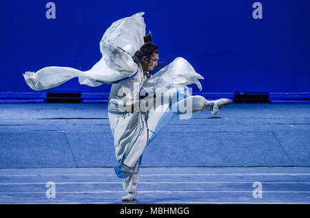 Nanning, Nanning, China. 11 Apr, 2018. Nanning, China - der Tanz Drama "Peach Blossom Land' in Nanning durchgeführt wird, im Südwesten Chinas Guangxi. Credit: SIPA Asien/ZUMA Draht/Alamy leben Nachrichten Stockfoto