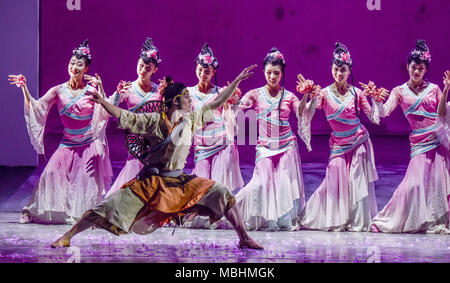 Nanning, Nanning, China. 11 Apr, 2018. Nanning, China - der Tanz Drama "Peach Blossom Land' in Nanning durchgeführt wird, im Südwesten Chinas Guangxi. Credit: SIPA Asien/ZUMA Draht/Alamy leben Nachrichten Stockfoto