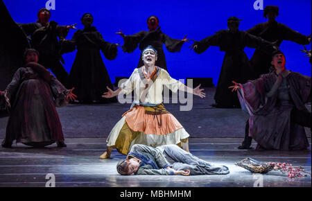 Nanning, Nanning, China. 11 Apr, 2018. Nanning, China - der Tanz Drama "Peach Blossom Land' in Nanning durchgeführt wird, im Südwesten Chinas Guangxi. Credit: SIPA Asien/ZUMA Draht/Alamy leben Nachrichten Stockfoto