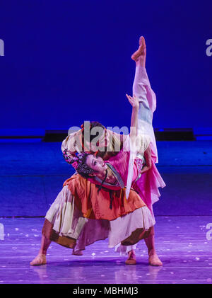 Nanning, Nanning, China. 11 Apr, 2018. Nanning, China - der Tanz Drama "Peach Blossom Land' in Nanning durchgeführt wird, im Südwesten Chinas Guangxi. Credit: SIPA Asien/ZUMA Draht/Alamy leben Nachrichten Stockfoto