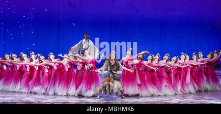 Nanning, Nanning, China. 11 Apr, 2018. Nanning, China - der Tanz Drama "Peach Blossom Land' in Nanning durchgeführt wird, im Südwesten Chinas Guangxi. Credit: SIPA Asien/ZUMA Draht/Alamy leben Nachrichten Stockfoto
