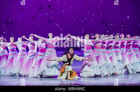 Nanning, Nanning, China. 11 Apr, 2018. Nanning, China - der Tanz Drama "Peach Blossom Land' in Nanning durchgeführt wird, im Südwesten Chinas Guangxi. Credit: SIPA Asien/ZUMA Draht/Alamy leben Nachrichten Stockfoto