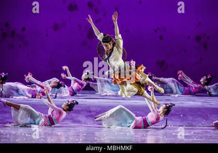 Nanning, Nanning, China. 11 Apr, 2018. Nanning, China - der Tanz Drama "Peach Blossom Land' in Nanning durchgeführt wird, im Südwesten Chinas Guangxi. Credit: SIPA Asien/ZUMA Draht/Alamy leben Nachrichten Stockfoto