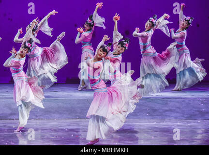 Nanning, Nanning, China. 11 Apr, 2018. Nanning, China - der Tanz Drama "Peach Blossom Land' in Nanning durchgeführt wird, im Südwesten Chinas Guangxi. Credit: SIPA Asien/ZUMA Draht/Alamy leben Nachrichten Stockfoto