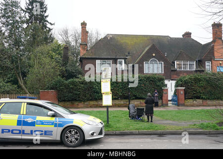 London, UIK. 11. April 2018. Polizei kommen an der Marie Stopes Abtreibung Klinik in Mattock Lane, Ealing, London, Ealing nach Entscheidung des Rates über ein Verbot von Protesten außerhalb der Klinik zu verhängen. Foto Datum: Mittwoch, 11. April 2018. Credit: Roger Garfield/Alamy leben Nachrichten Stockfoto