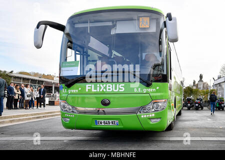 Paris. 10 Apr, 2018. Foto auf April 10, 2018 zeigt eine 100 Prozent elektrische Trainer hergestellt von Yutong Group in Paris, Frankreich. Die deutschen Intercity Bus Service Unternehmen Flixbus sagte später Dienstag es eingeführt hatte seine erste elektrische Bus Linie in Frankreich durch die chinesischen Hersteller Yutong. Credit: Chen Yichen/Xinhua/Alamy leben Nachrichten Stockfoto