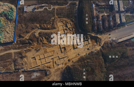 Peking, China. 11 Apr, 2018. Datei Foto zeigt eine Luftaufnahme von Ruinen der Stadttore in Xinzheng in der zentralen Provinz Henan in China ausgegraben. Chinesische Archäologen haben die Top 10 archäologische Entdeckungen in China im Jahr 2017 ausgewählt, die von der China Archäologischen Gesellschaft veröffentlicht wurden und eine Zeitung, die von der Staatlichen Verwaltung des kulturellen Erbes am Dienstag gefördert. Quelle: Xinhua/Alamy leben Nachrichten Stockfoto