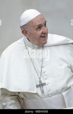 Vatikan, Vatikan. 11. April 2018. Papst Franziskus führt seine Generalaudienz auf dem Petersplatz. Credit: Giuseppe Ciccia/Alamy leben Nachrichten Stockfoto